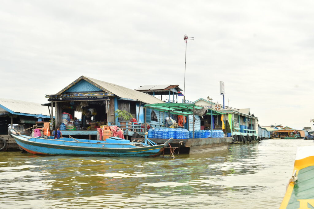 I ”Long-tail boat” på Tonle Sap.